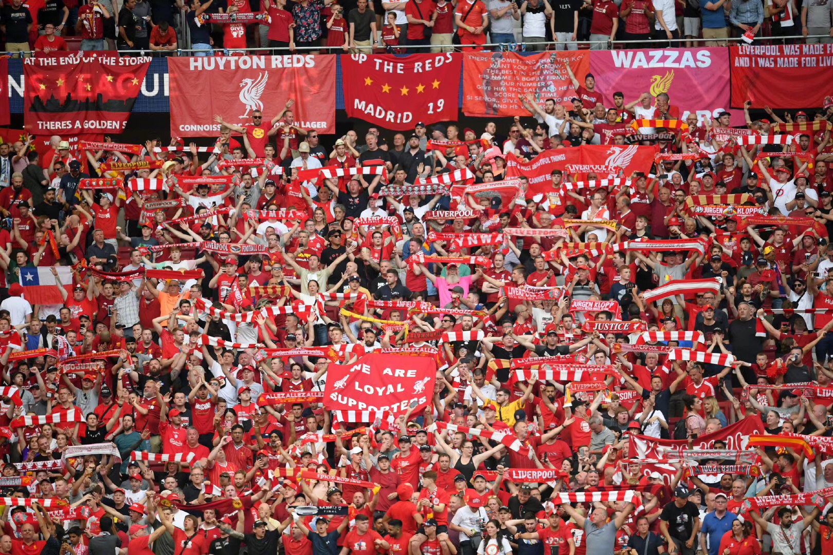 1996年，55岁的贝利还在踢足球（1996年，55岁的贝利依旧征战绿茵场）