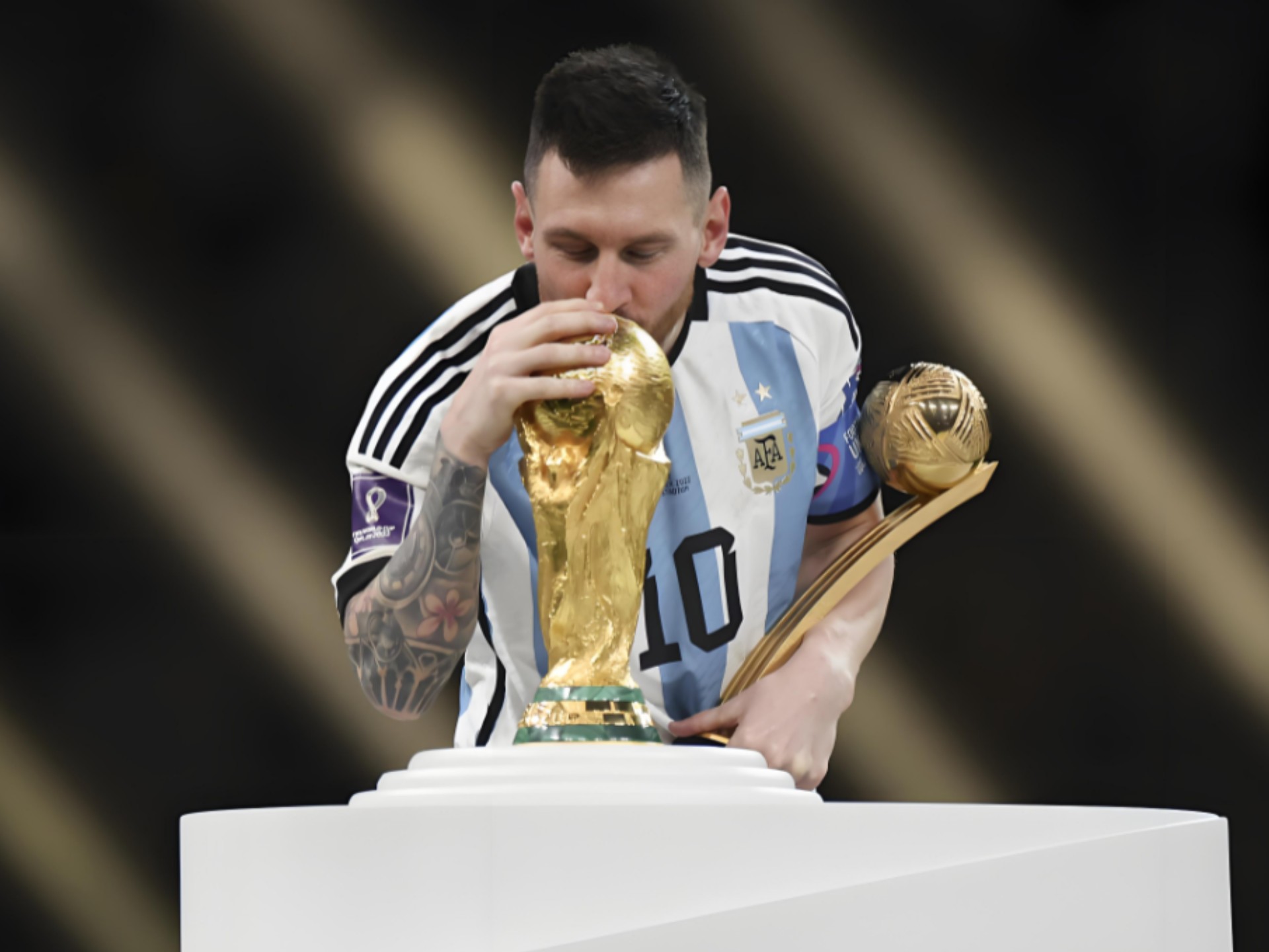 蛇精灵大战红魔鬼！意甲官方发布米兰德比预热海报（意甲发布米兰德比预热海报：蛇精灵对决红魔鬼）