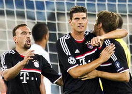 两位最老会员为新诺坎普开球，1957年球场建成时就曾见证（曾见证1957年落成的两位最年长会员为新诺坎普开球）