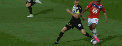 来砸场子的？几位C罗球迷现身梅西印度行看台，被安保请出场（几名C罗球迷亮相梅西印度行看台，随后被安保请离场）