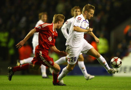 文班本赛季出战12场马刺8胜4负，缺席12场马刺9胜3负